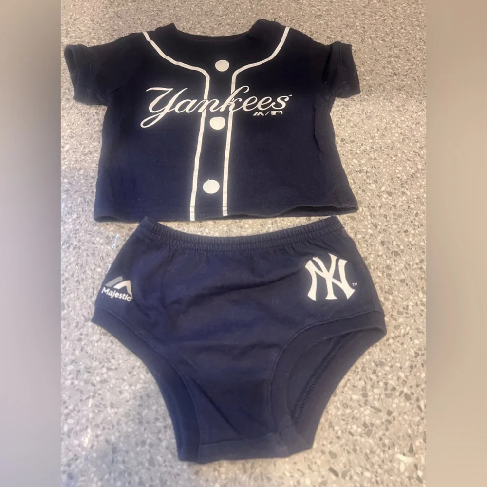 5 New York Yankees Baby Onesies & 1 Shirt w/diaper cover (6total) - Picture 2 of 8